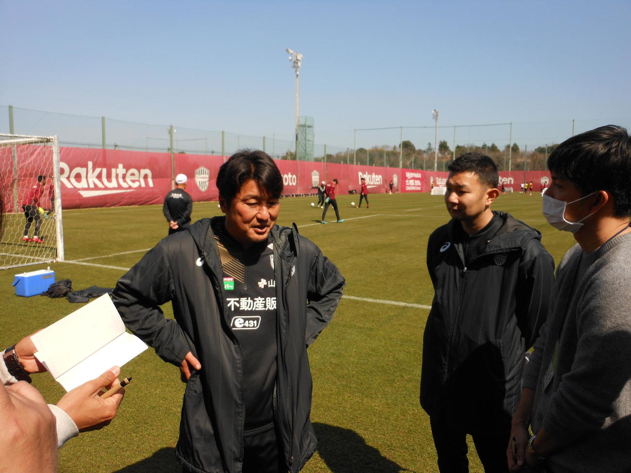 取材対応する神戸三浦スポーツダイレクター
