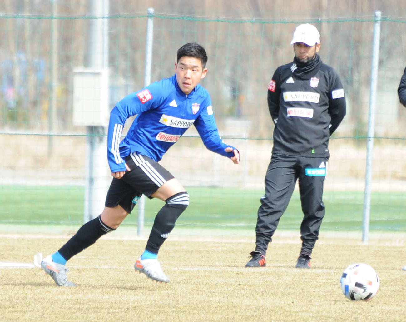 練習でドリブルする新潟矢村健（2020年3月2日撮影）