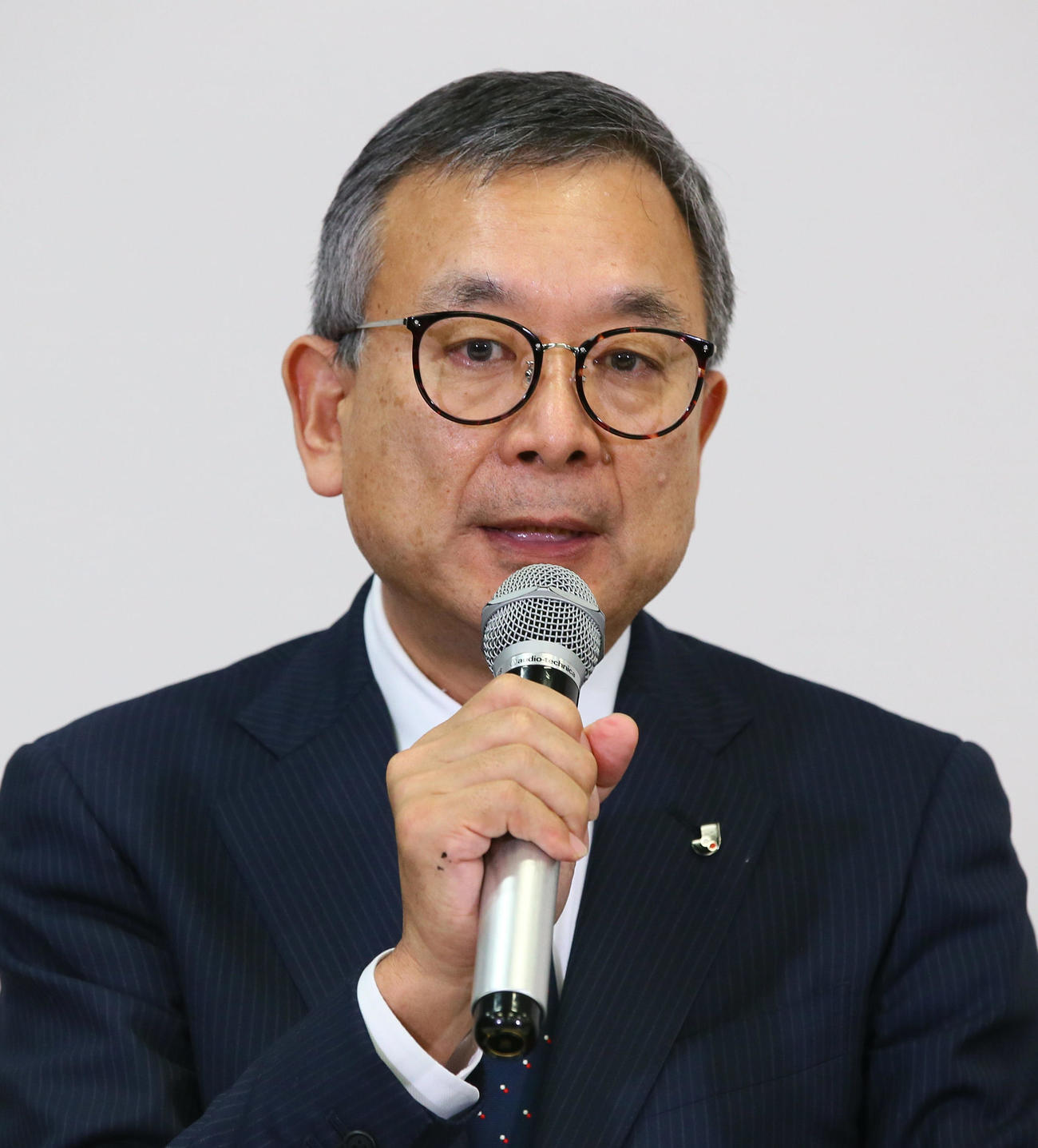 第2回「新型コロナウイルス対策連絡会議」を終え会見に臨むJリーグ村井満チェアマン（撮影・足立雅史）