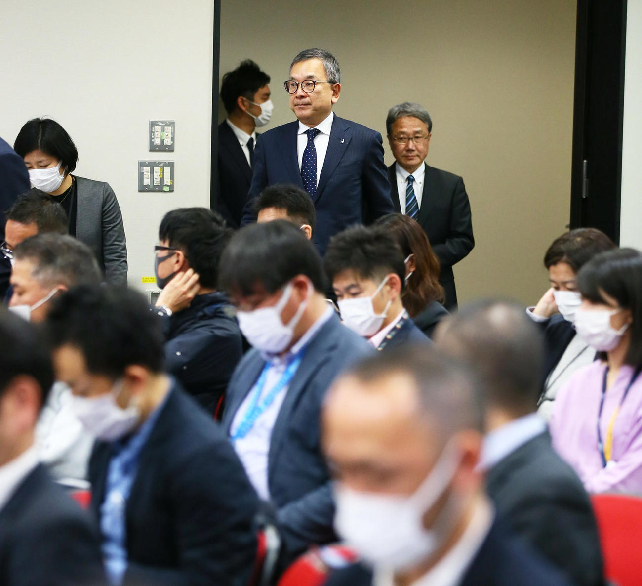 第2回「新型コロナウイルス対策連絡会議」を終え会見に臨むJリーグの村井チェアマン（撮影・足立雅史）