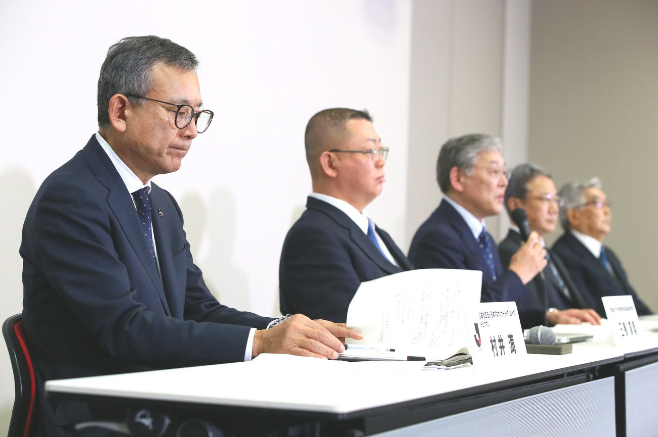 専門家チームの話に資料に目を通しながら耳を傾けるJリーグ村井チェアマン（左端）（撮影・足立雅史）