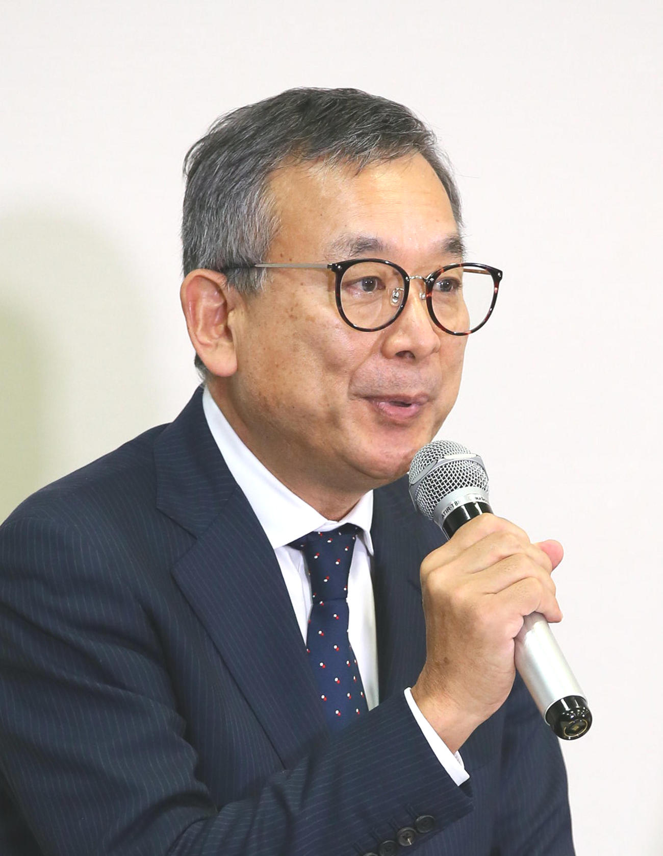 第2回「新型コロナウイルス対策連絡会議」を終え会見に臨むJリーグ村井満チェアマン（撮影・足立雅史）