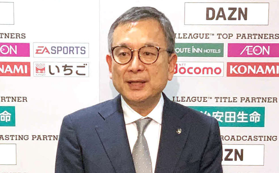 3月いっぱいのJリーグ延期を決定し、取材に応じる村井チェアマン（撮影・松尾幸之介）