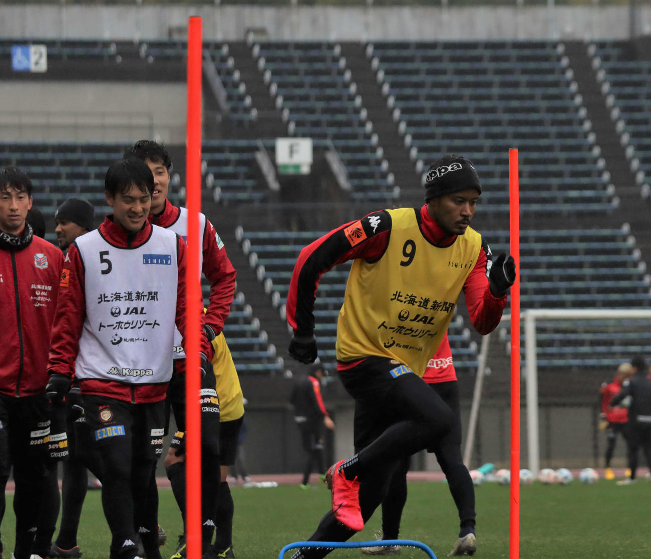 フィジカルトレーニングでダッシュする札幌FW鈴木（右）（撮影・保坂果那）