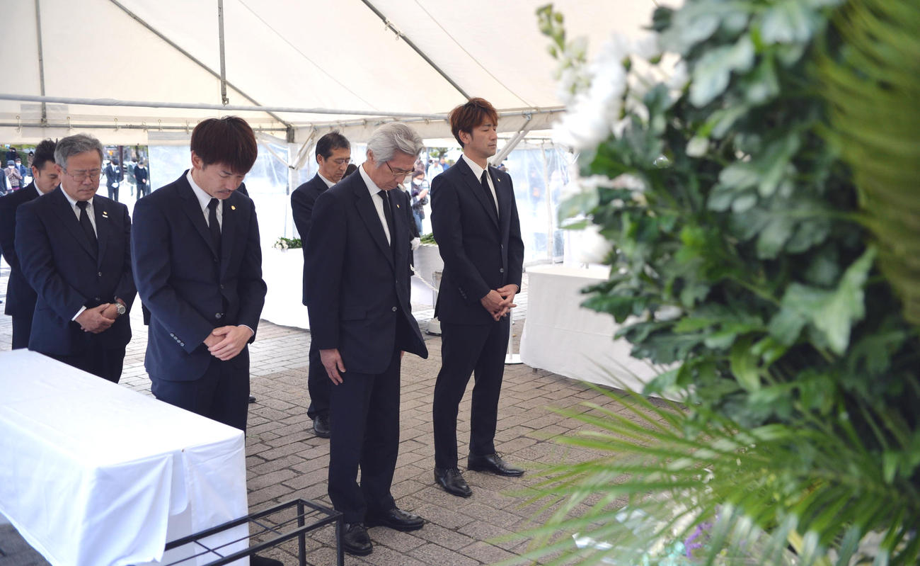3月11日午後2時46分の時報に合わせて黙祷するJ1仙台の地域連携課スタッフ菅井氏（前列左）、菊池社長（同中央）、クラブコーディネーター平瀬氏（同右）らチーム関係者