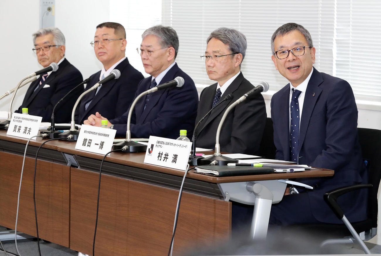 第3回「新型コロナウィルス対策連絡会議」を終え会見する、左からNPB斉藤コミッショナー、愛知医科大学・三鴨教授、東北医科薬科大学・賀来名誉教授、東邦大学・舘田教授、Jリーグ村井チェアマン（撮影・浅見桂子）