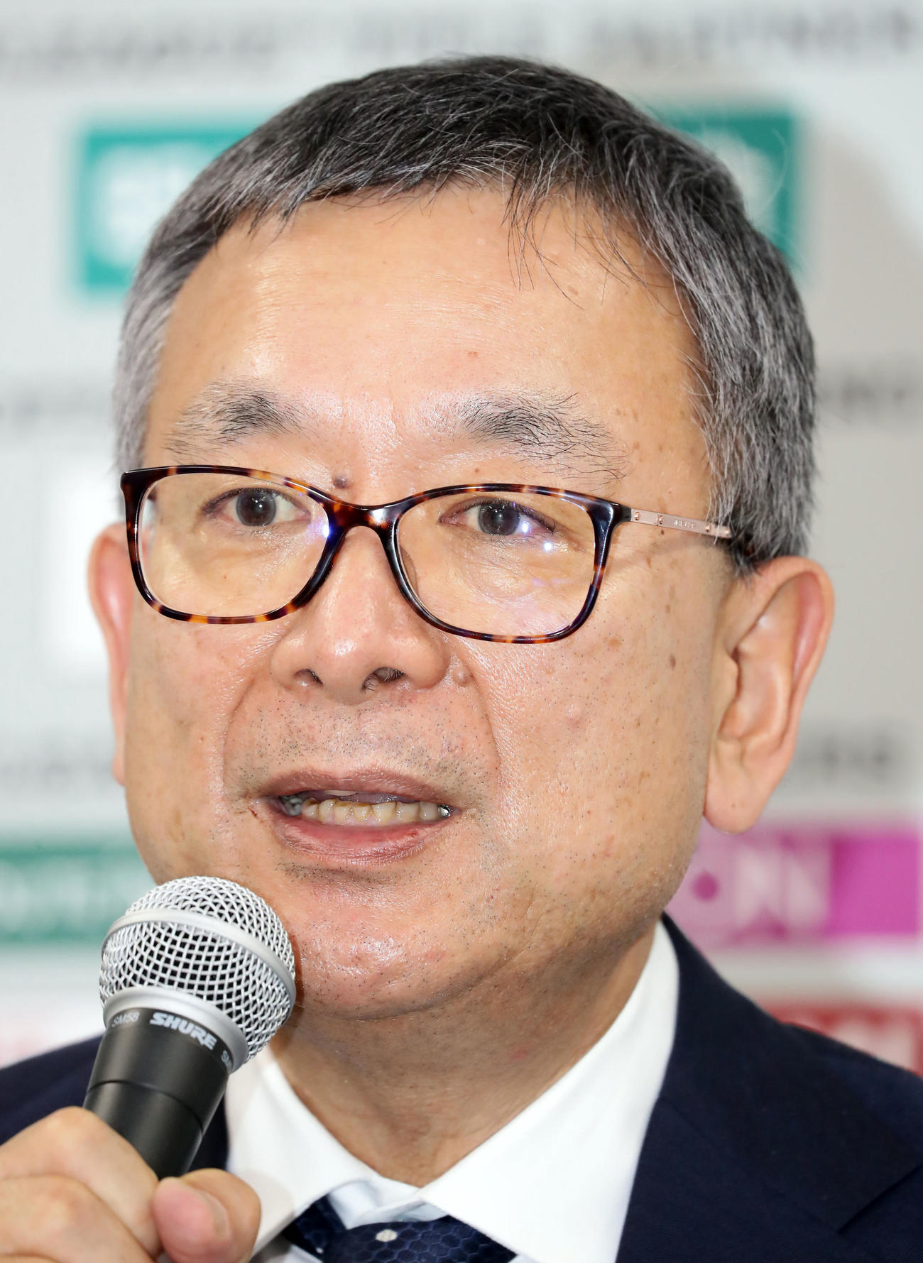 3月いっぱいのリーグ戦延期と4月3日再開の方向で進めることを会見で話すJリーグ村井チェアマン（撮影・浅見桂子）