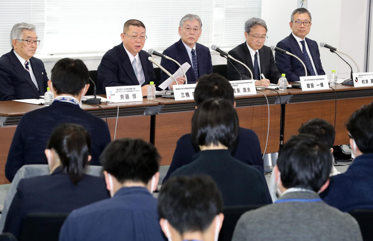 第3回「新型コロナウィルス対策連絡会議」を終え会見する、左からNPB斉藤コミッショナー、愛知医科大・三鴨教授、東北医科薬科大・賀来名誉教授、東邦大・舘田教授、Jリーグ村井チェアマン（撮影・浅見桂子）
