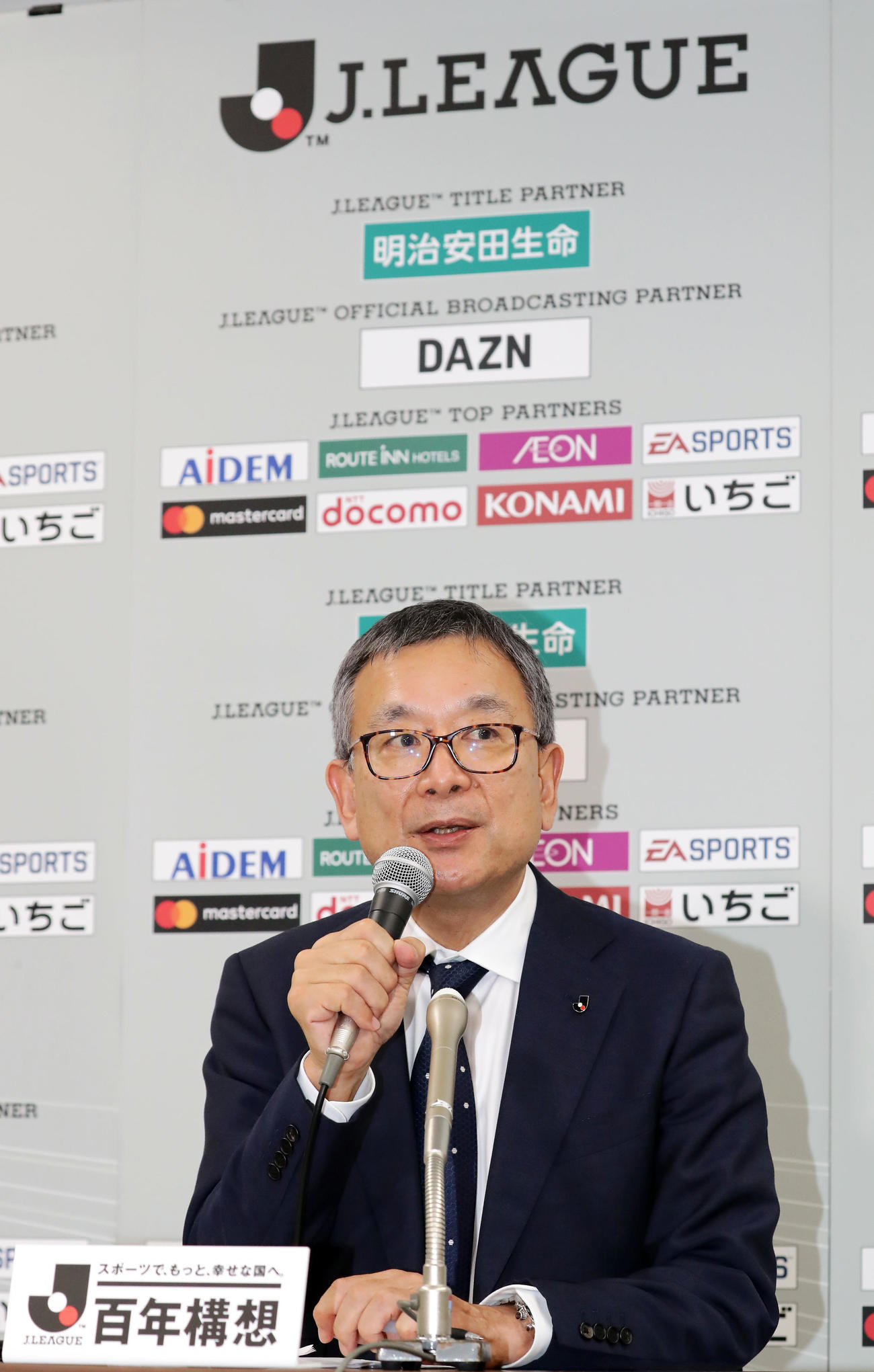 3月いっぱいのリーグ戦延期と4月3日再開の方向で進めることを会見で話すJリーグ村井チェアマン（撮影・浅見桂子）