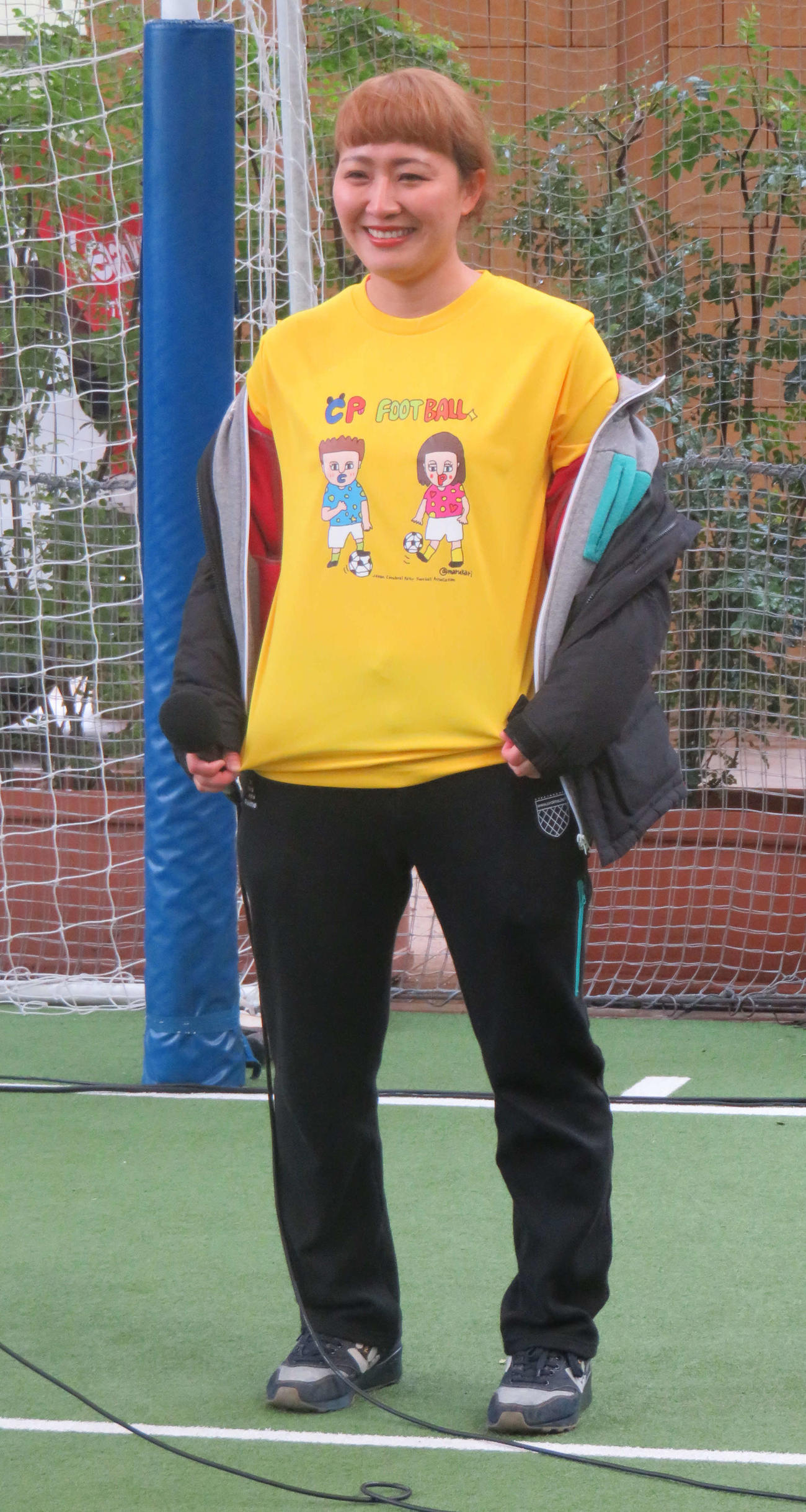 自身がデザインしたオリジナルTシャツを着てCPサッカーをPRした丸山桂里奈（撮影・松尾幸之介）