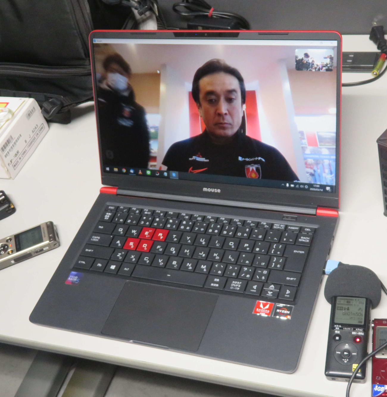 ビデオ通信アプリを通じ、報道陣に対応する浦和の大槻監督