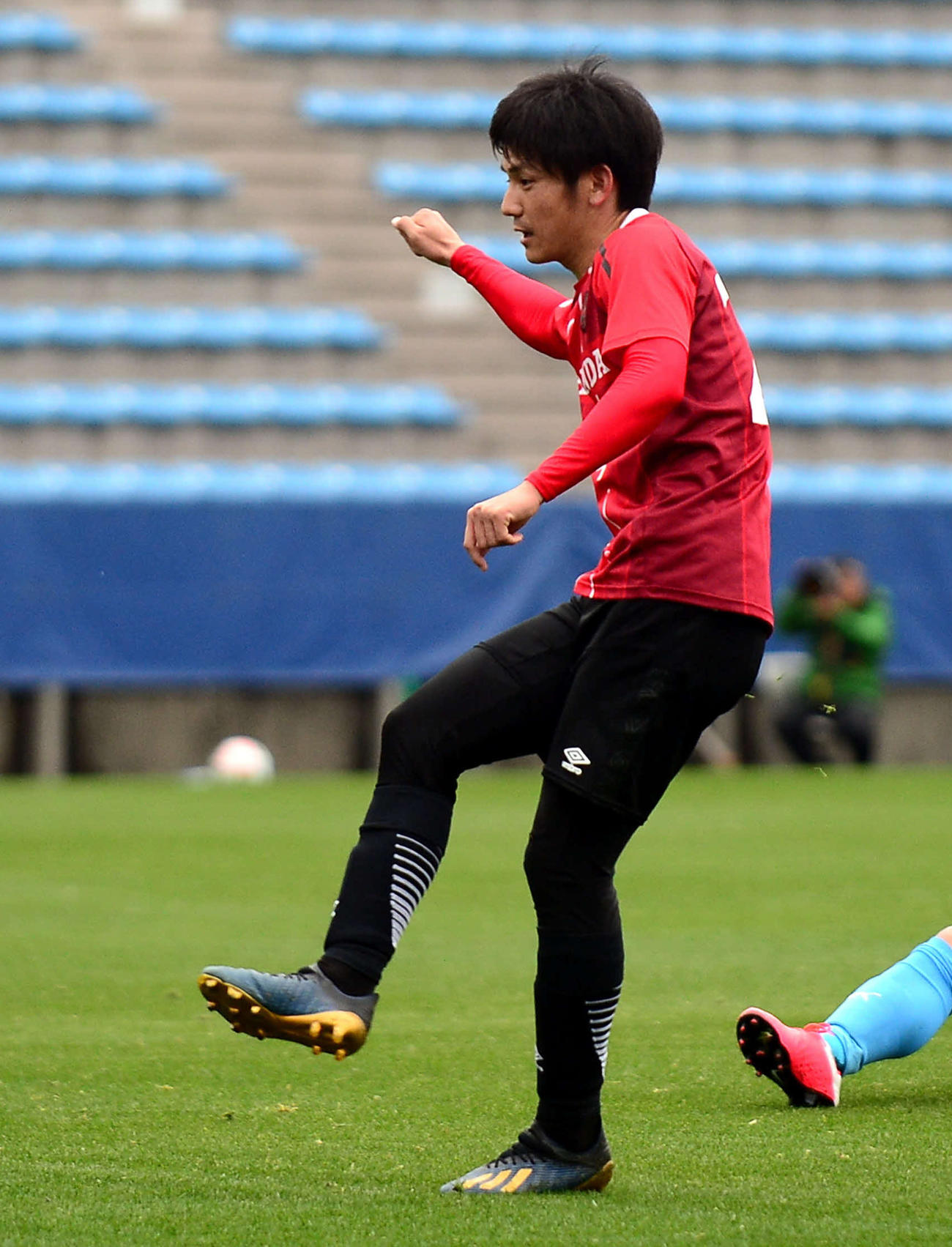 後半37分、こぼれ球に反応してゴールを決めるホンダFCの佐々木