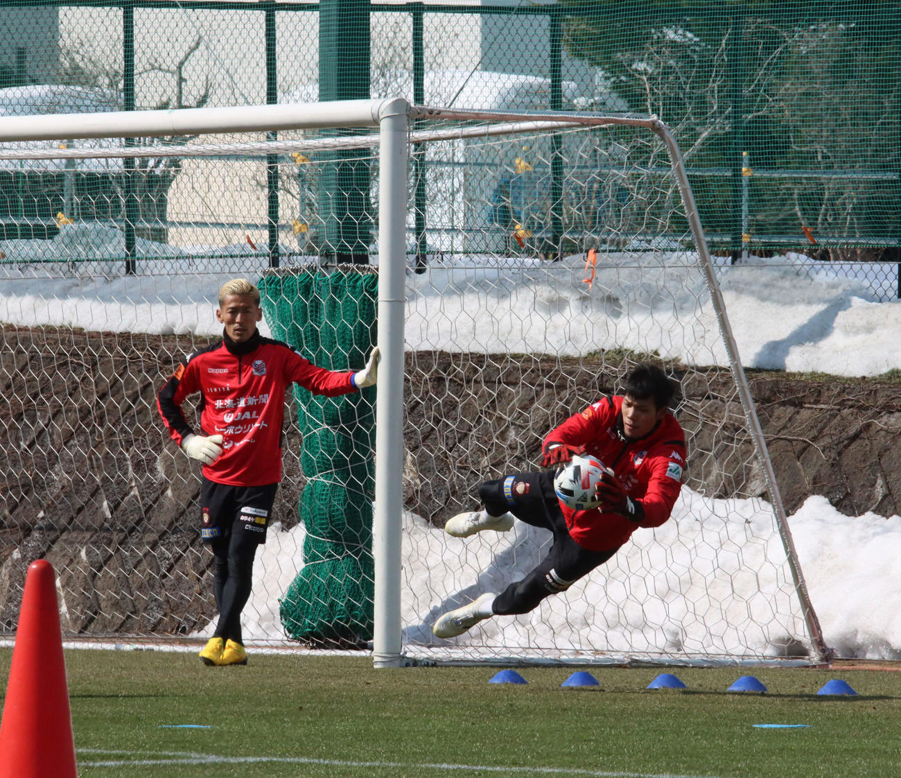 初めて本拠地での練習に参加した札幌GKカウィン（右）。左はGK菅野（撮影・保坂果那）