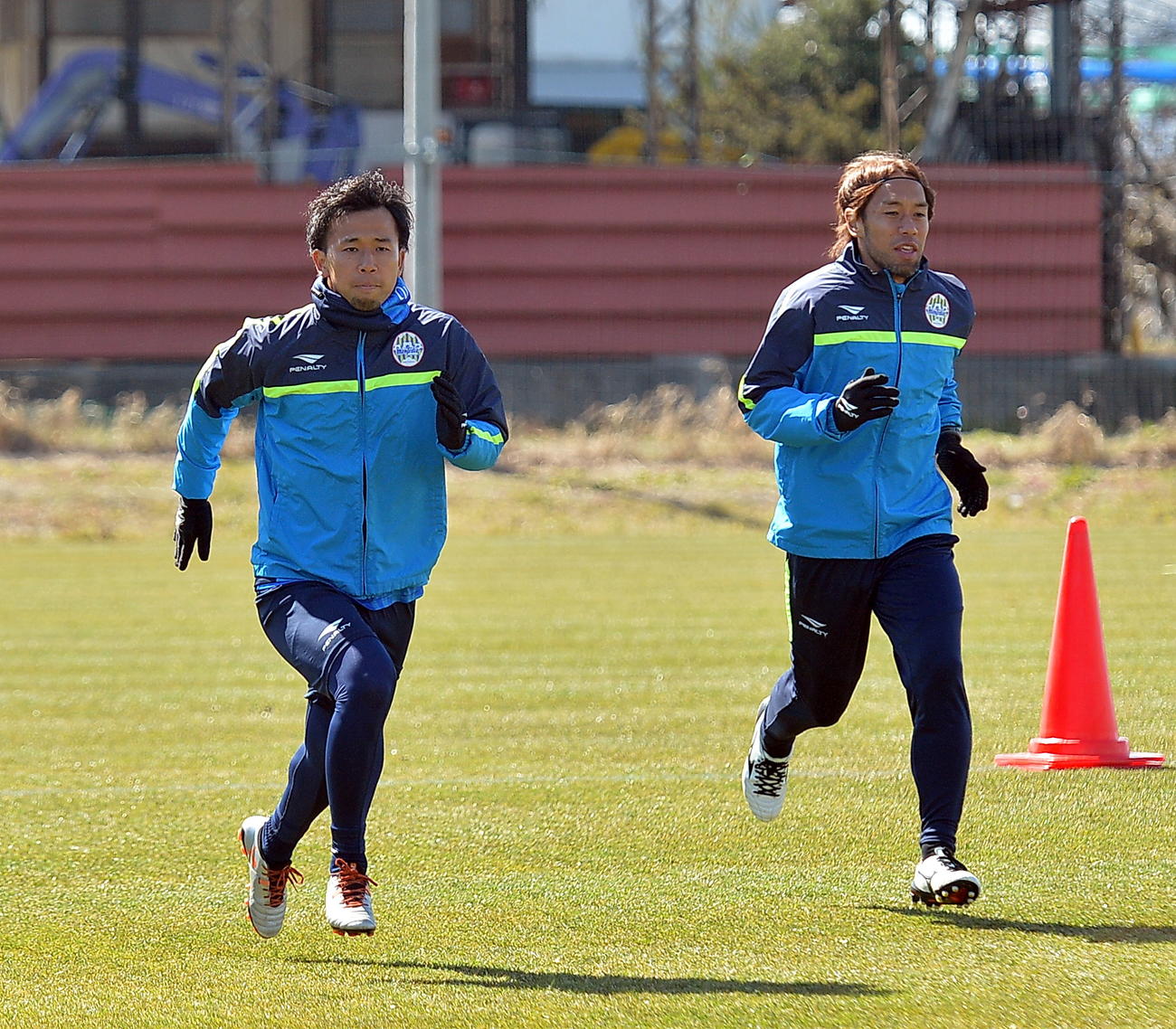 MF本田（右）と並んでダッシュする中村充