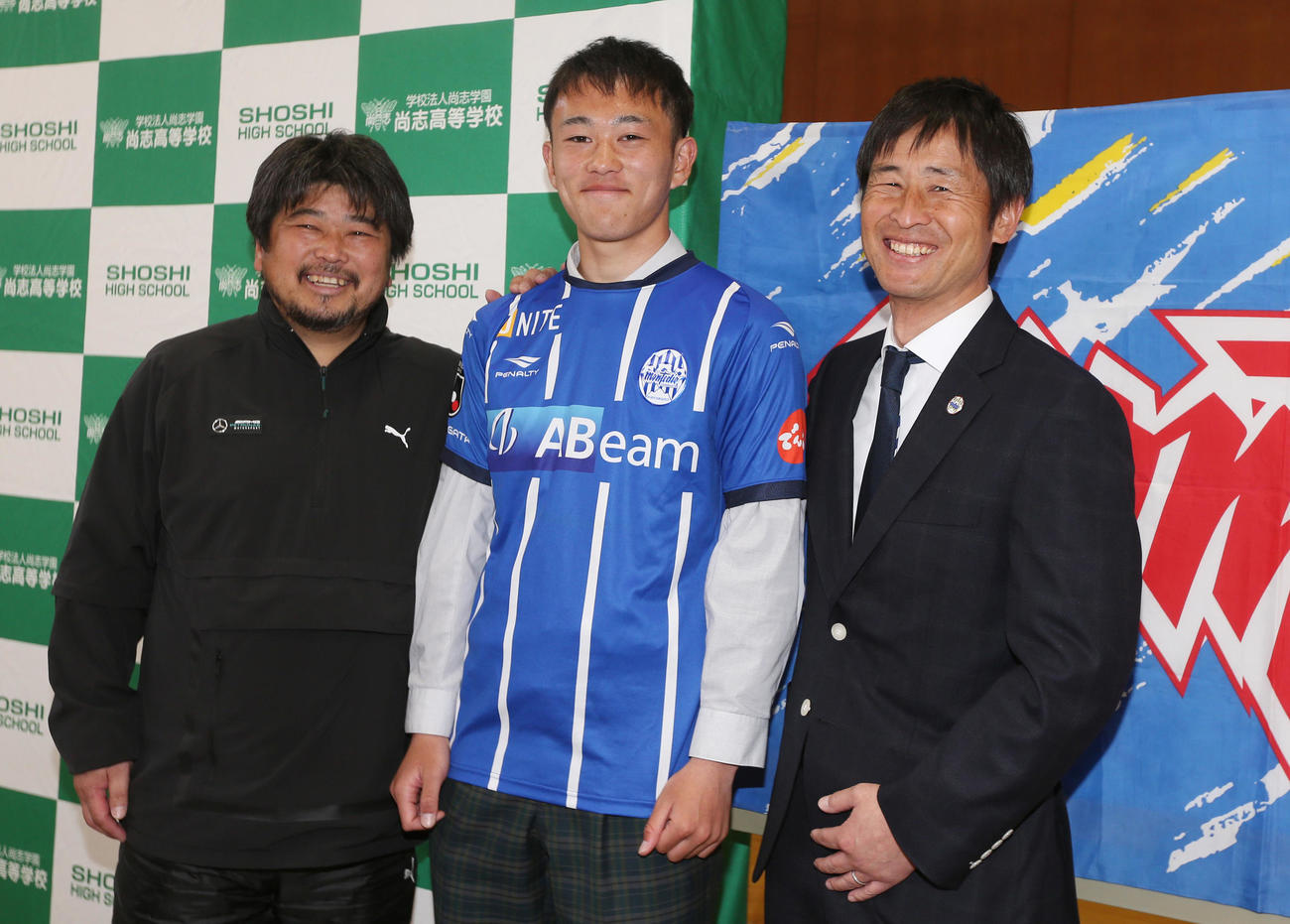 J2山形への入団内定会見を行った尚志FW阿部（中央）は、仲村監督（左）、山形高山強化本部長（右）と笑顔を見せる（撮影・野上伸悟）