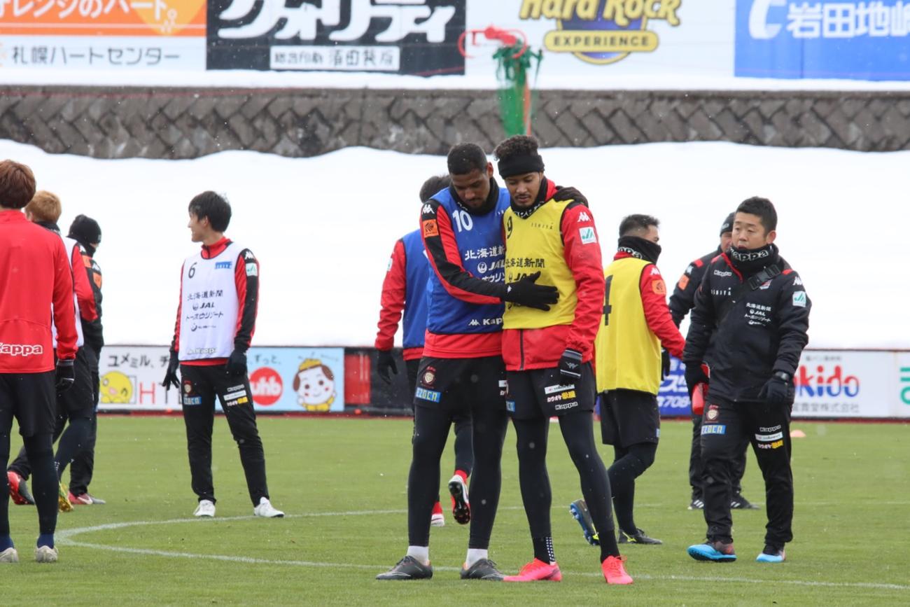 練習中に肩を組む札幌FWドゥグラス（左）とFW鈴木（撮影・保坂果那）