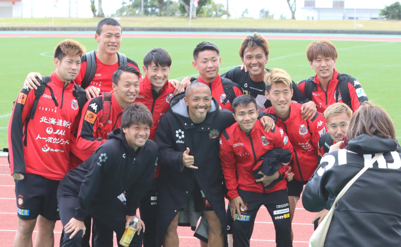 札幌との練習試合後、集合写真に収まるFC琉球MF小野（前列中央）（2020年2月5日撮影）
