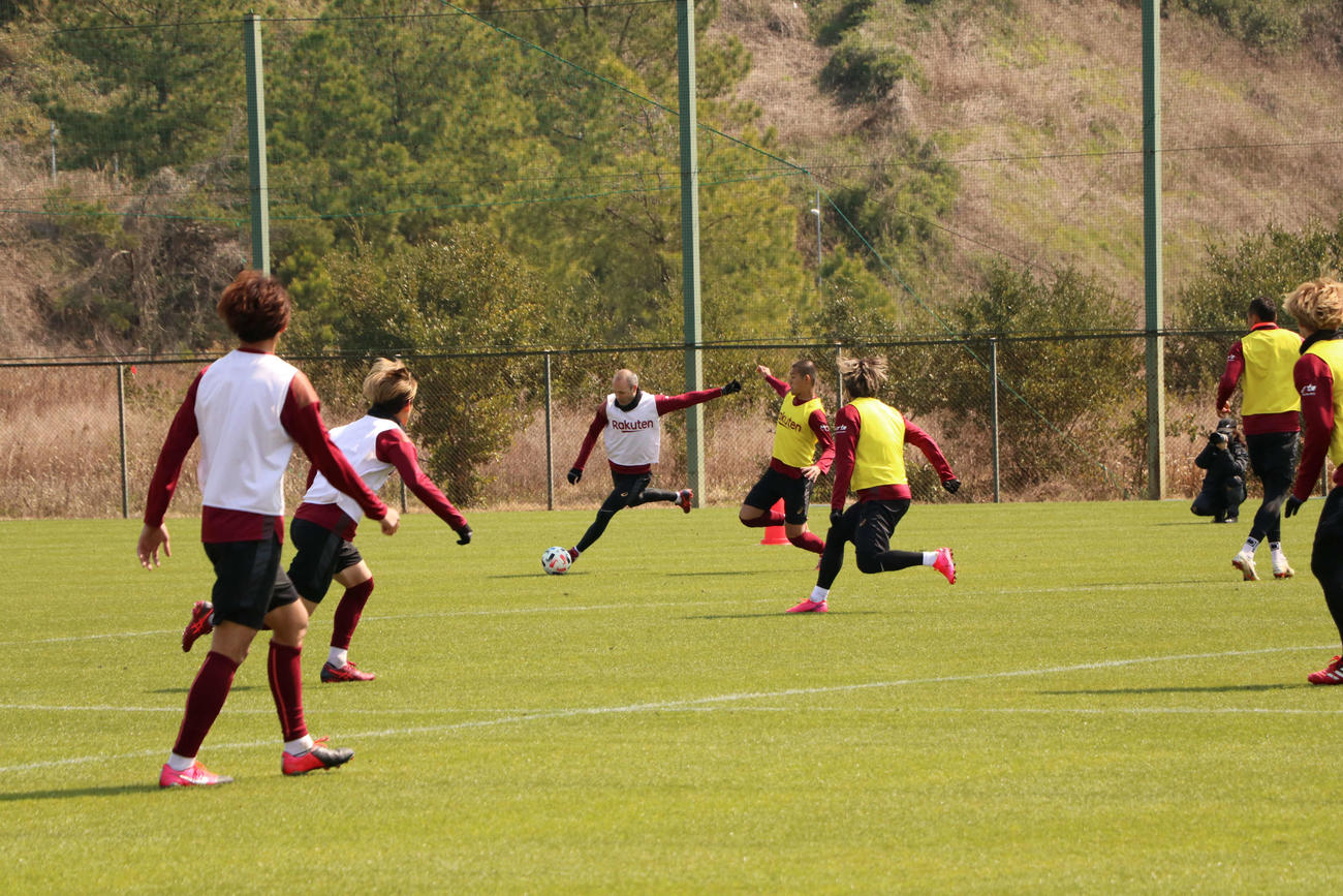実践練習をするイニエスタら（撮影・南谷竜則）
