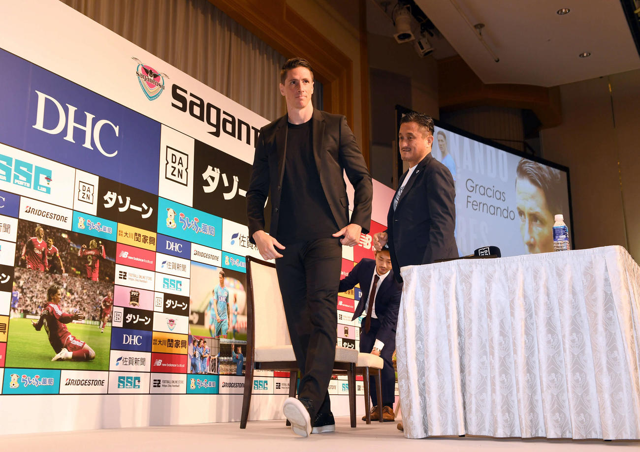 2019年6月23日、現役引退発表　会見で心境を語った元スペイン代表でJ1鳥栖FWフェルナンドトーレス。右は竹原稔社長