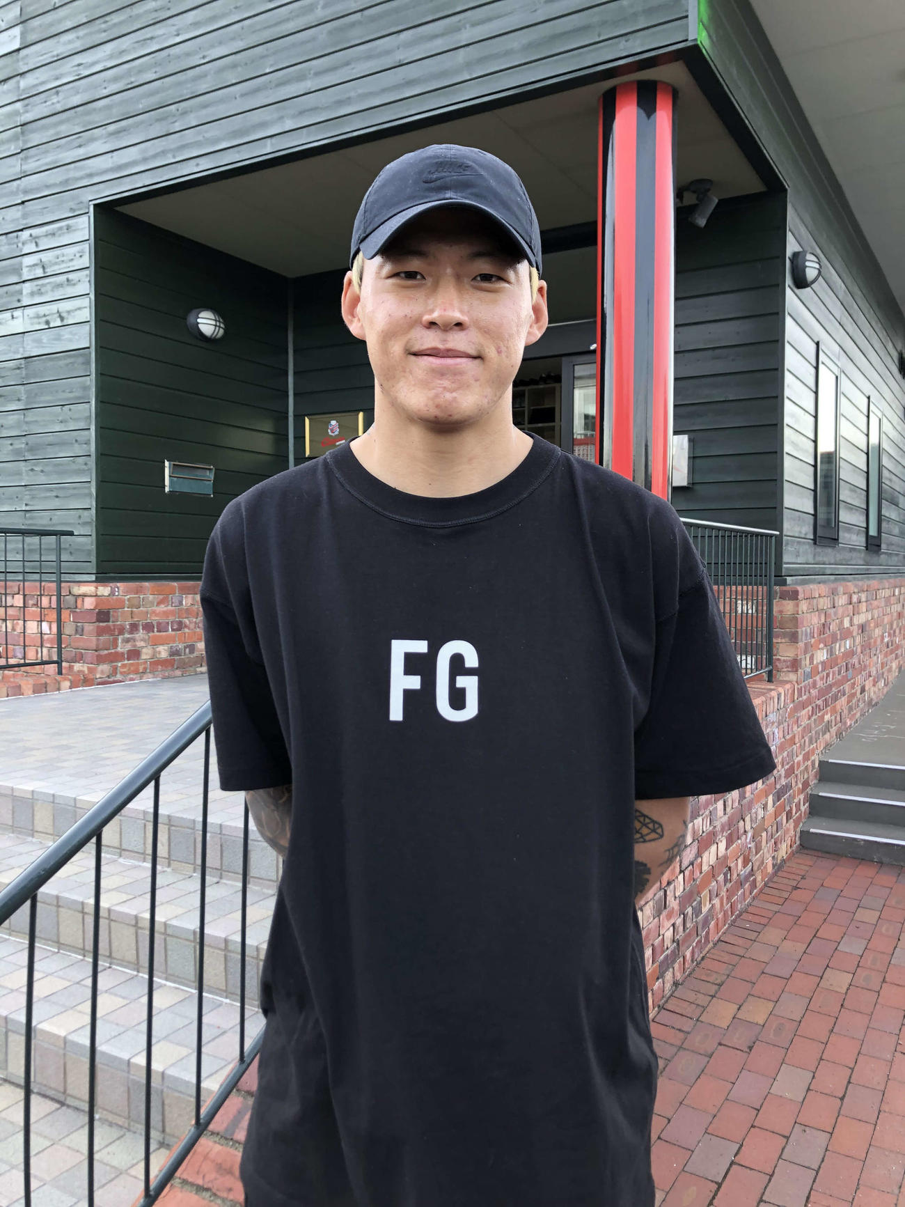 検査を終えクラブハウスを訪れたバセドー病で療養中の札幌GKク（撮影・保坂果那）