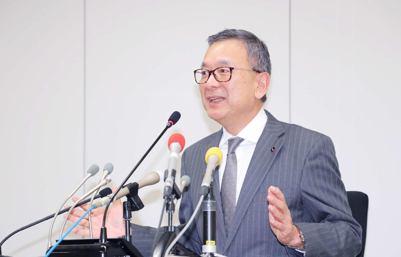 新型コロナウイルス対策連絡会議後に、記者の質問に答える村井チェアマン（2020年3月3日撮影）
