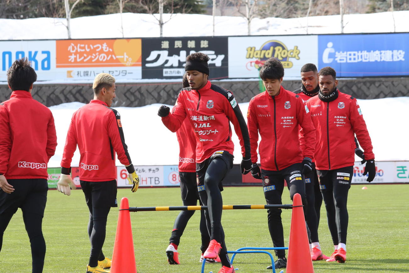 フィジカルトレーニングを行う札幌の選手ら。中央はFW鈴木（撮影・保坂果那）