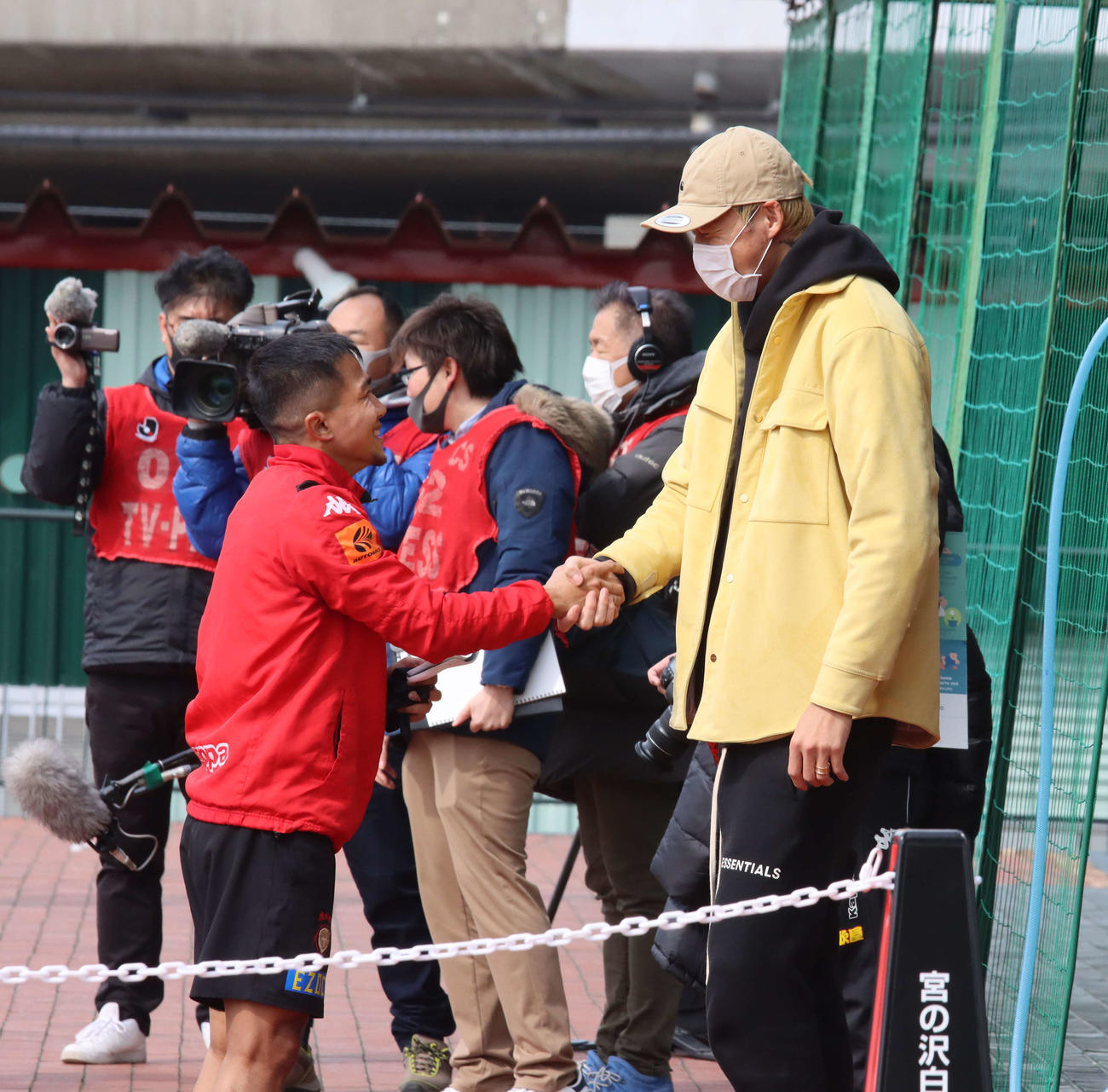 バセドー病で療養中の札幌GKク（右）はMFチャナティップとの久しぶりの再会を喜ぶ（撮影・保坂果那）