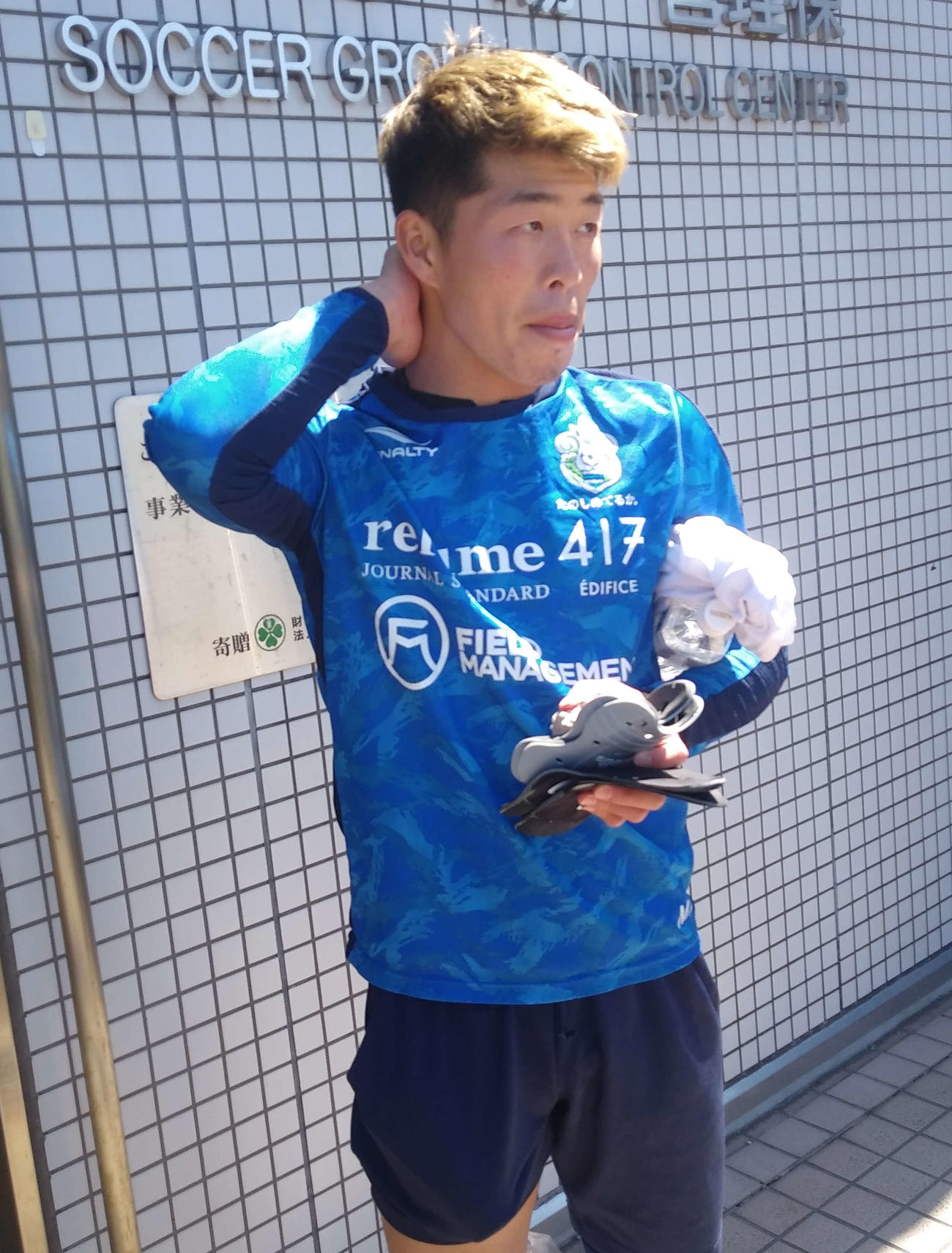 非公開練習後、報道陣の取材に応じる湘南MF鈴木冬一（撮影・藤中栄二）