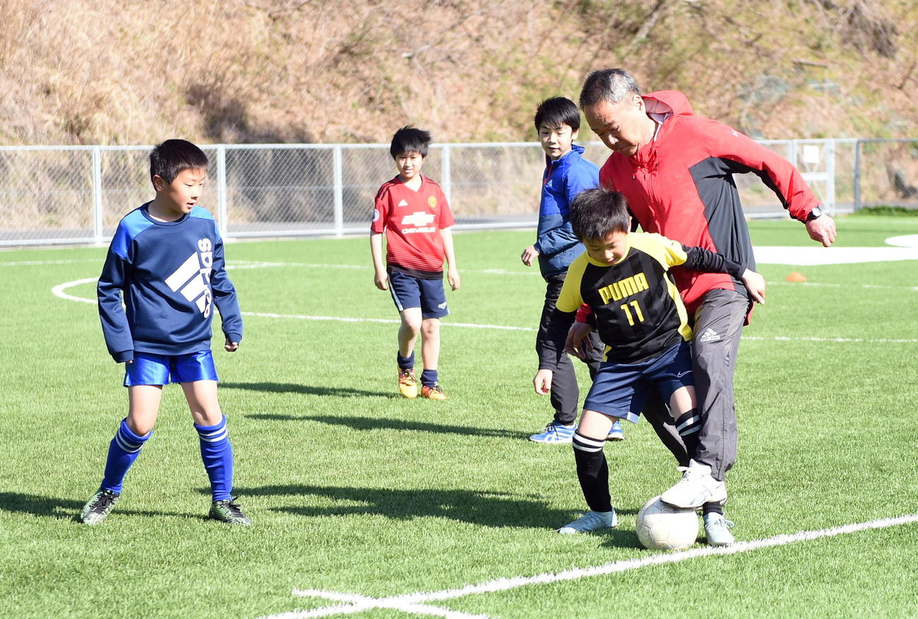 ミニゲームをする湯本キッカーズの少年たち