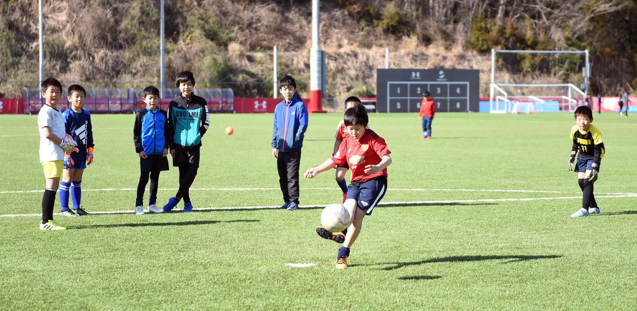 バー当てをする湯本キッカーズの少年たち