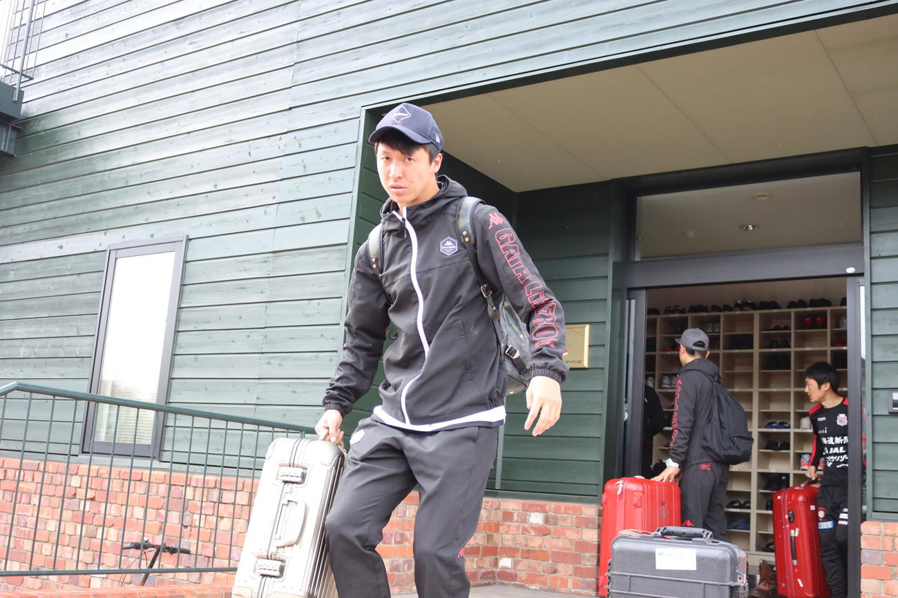 鹿島との練習試合に向けてクラブハウスを出発する札幌MF荒野（撮影・保坂果那）
