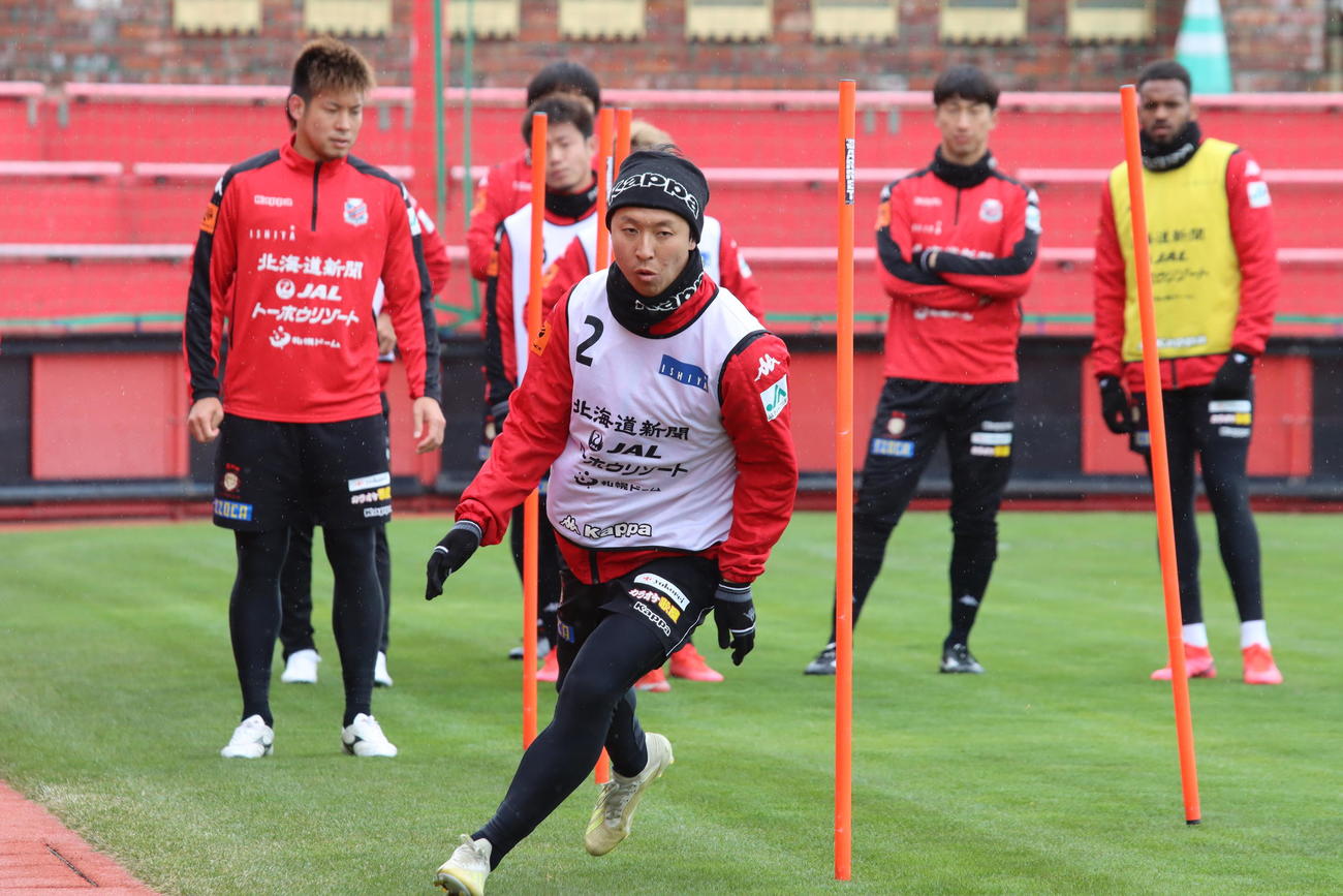 鹿島との練習試合に向けて練習する札幌MF荒野（撮影・保坂果那）