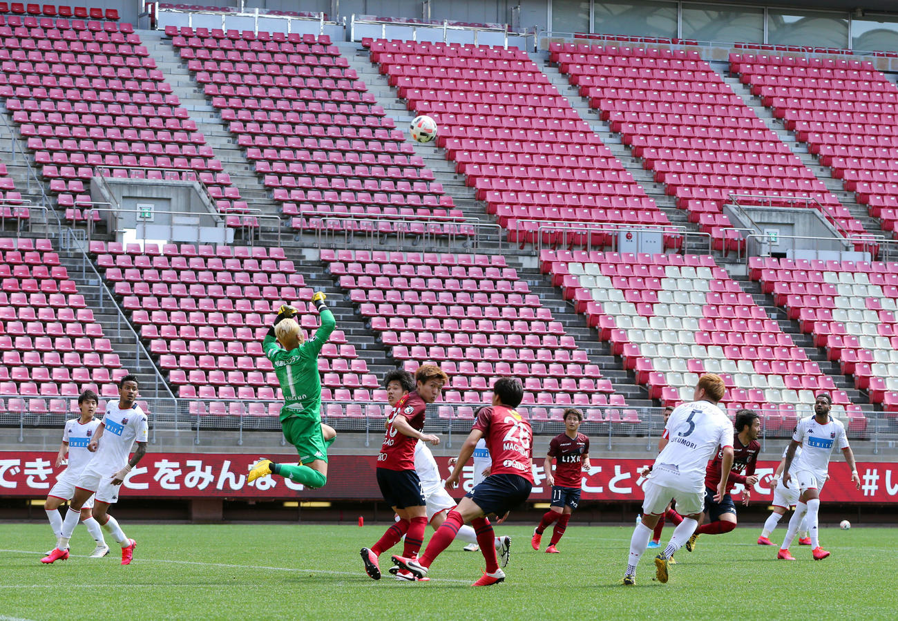 鹿島対札幌　無観客の中、試合する両チームの選手たち（撮影・垰建太）
