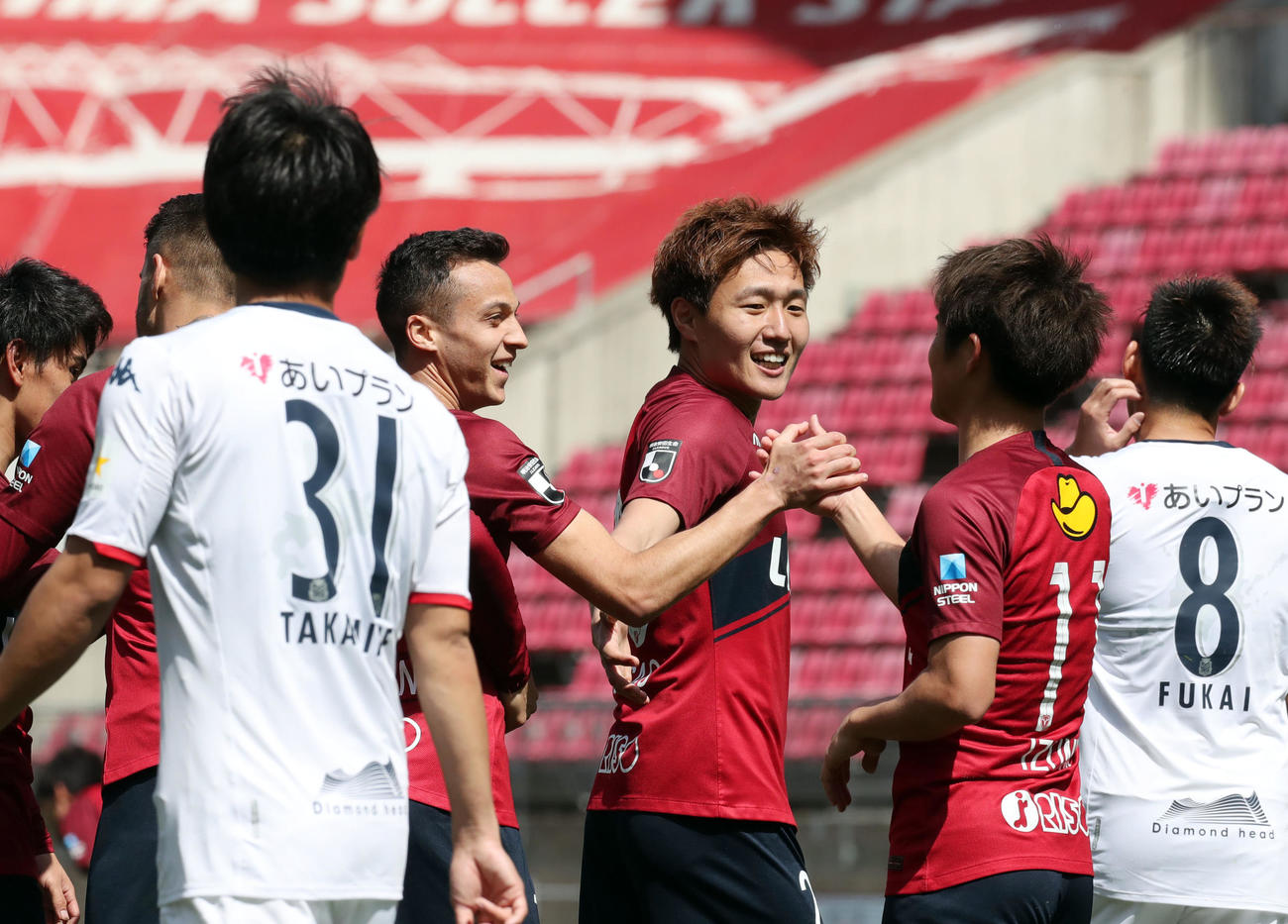 鹿島対札幌　ゴールを決めた鹿島FWアラーノ（中央左）はイレブンとタッチを交わす（撮影・垰建太）