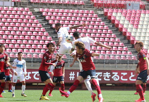 鹿島対札幌　白井のクロスに頭で合わせてゴールを決める札幌MF鈴木（撮影・浅水友輝）