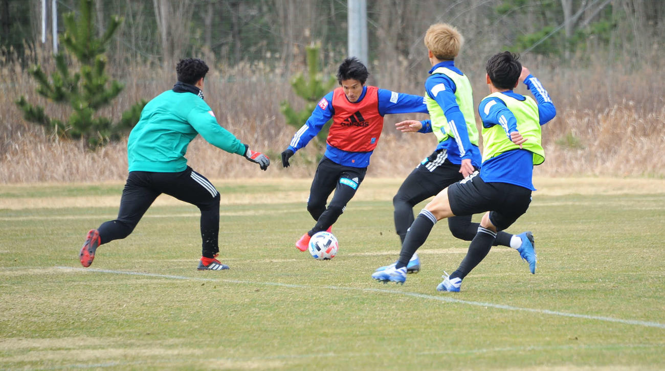 全体練習に復帰した田中がシュートを打つ（撮影・小林忠）