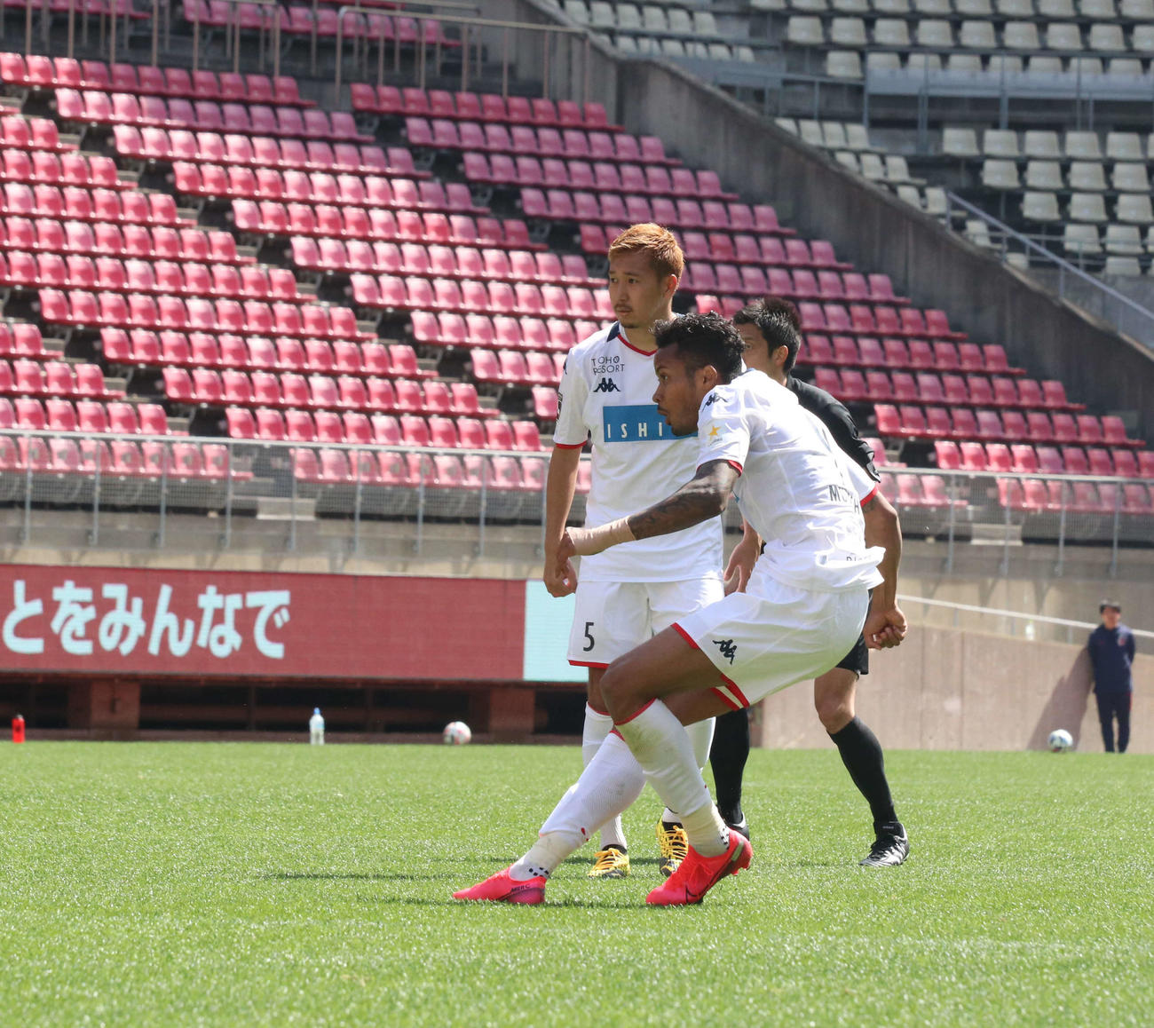 鹿島対札幌　直接FKを決めた札幌FW鈴木（撮影・浅水友輝）