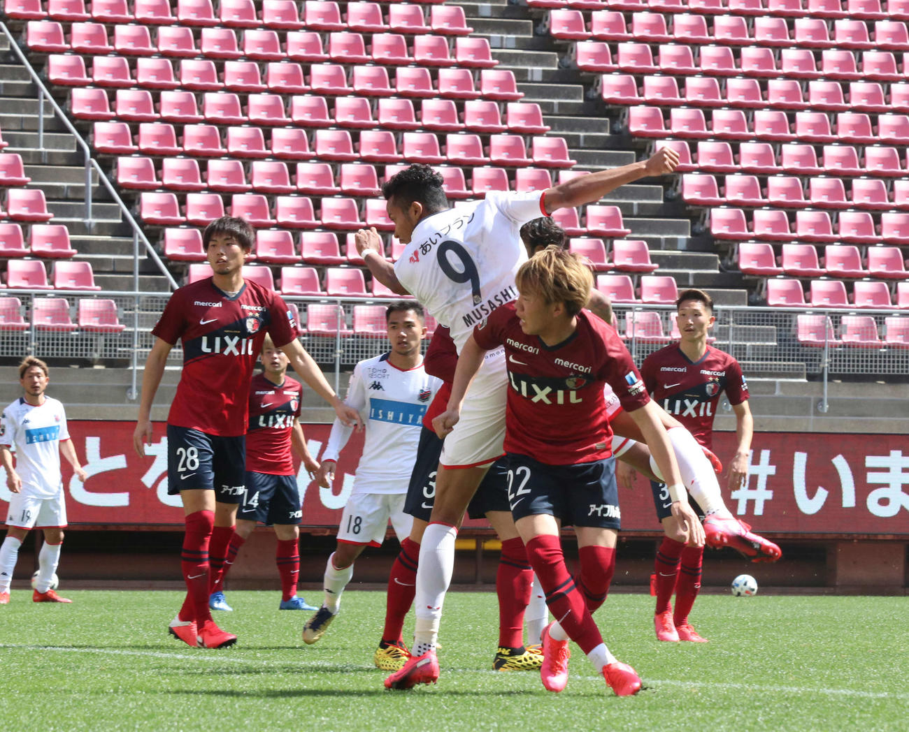 鹿島対札幌　白井のクロスに頭で合わせてゴールを決める札幌FW鈴木（撮影・浅水友輝）