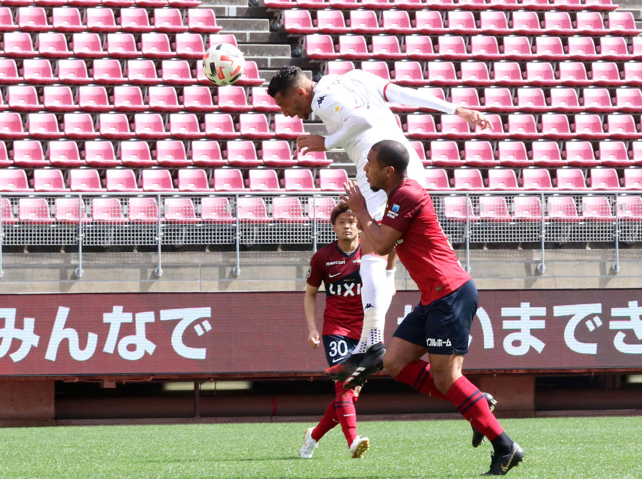 ルーカスのクロスを頭で合わせてゴールを決めるFWジェイ（撮影・浅水友輝）