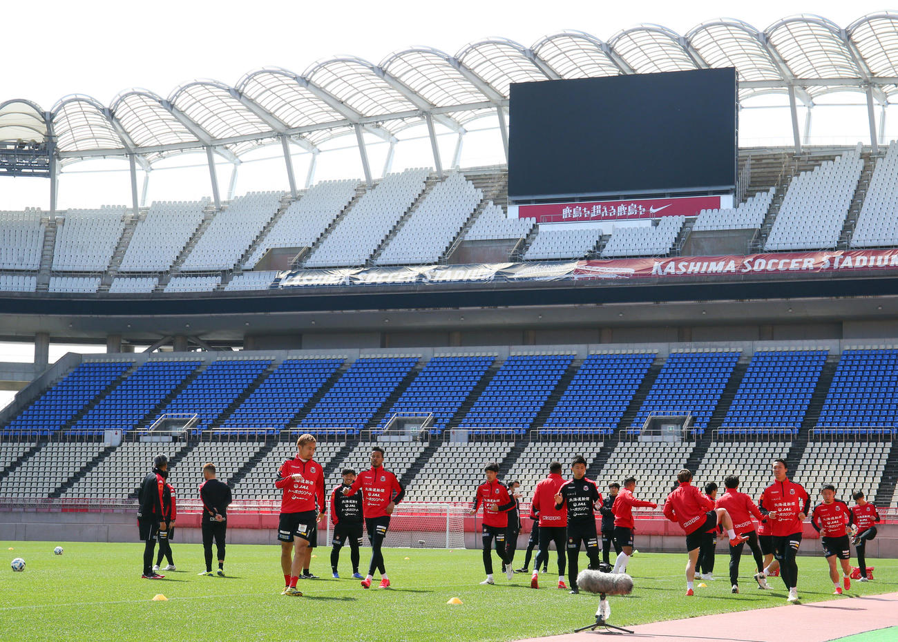 鹿島対札幌　試合前、ウオーミングアップする札幌の選手たち（撮影・垰建太）