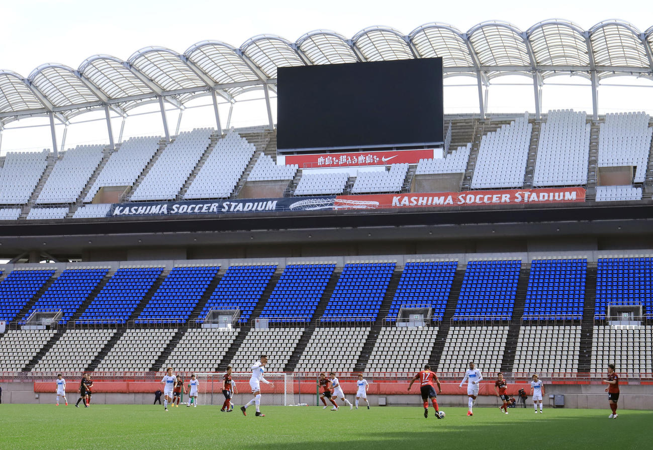 鹿島対札幌　無観客の中、試合する両チームの選手たち（撮影・垰建太）