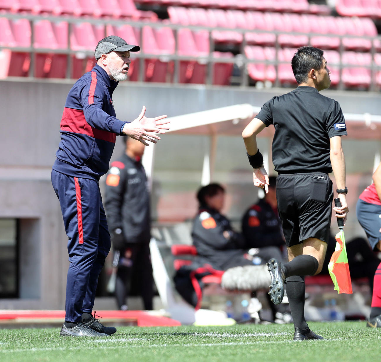 鹿島対札幌　試合中、副審に詰め寄る鹿島ザーゴ監督（左）（撮影・垰建太）