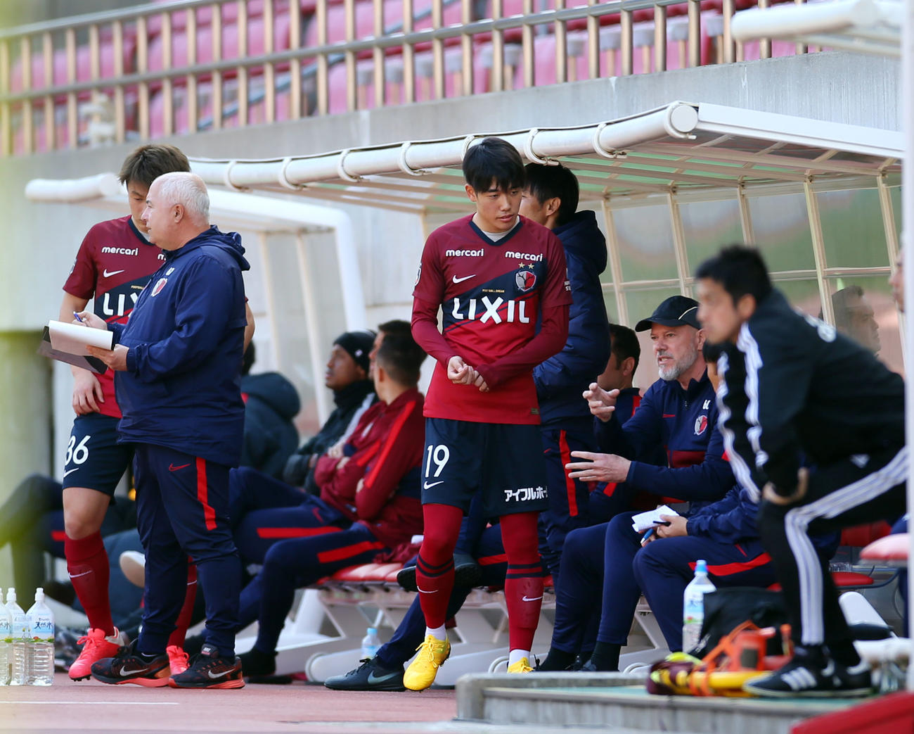 鹿島対札幌　交代前、ベンチで鹿島ザーゴ監督（右から2人目）から指示を受けるFW染野（中央）（撮影・垰建太）