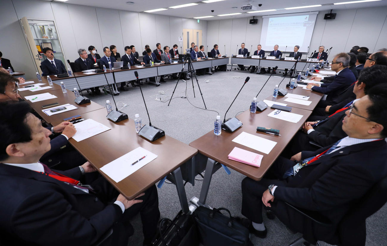 12日、NPBとJリーグが開いた第3回「新型コロナウイルス対策連絡会議」（代表撮影）