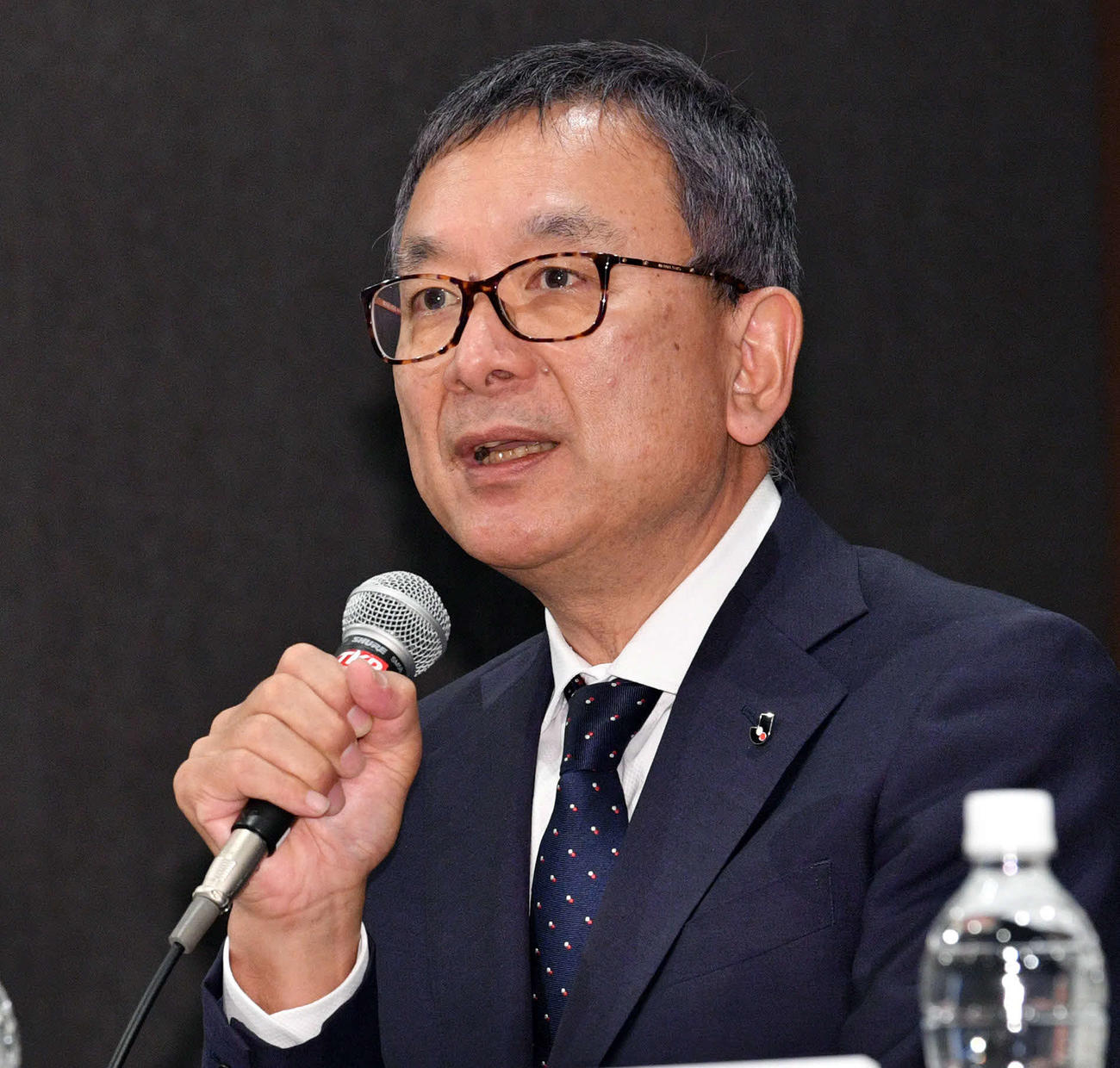 第4回新型コロナウイルス対策連絡会議　合同記者会見で話すJリーグ村井満チェアマン（撮影・滝沢徹郎）