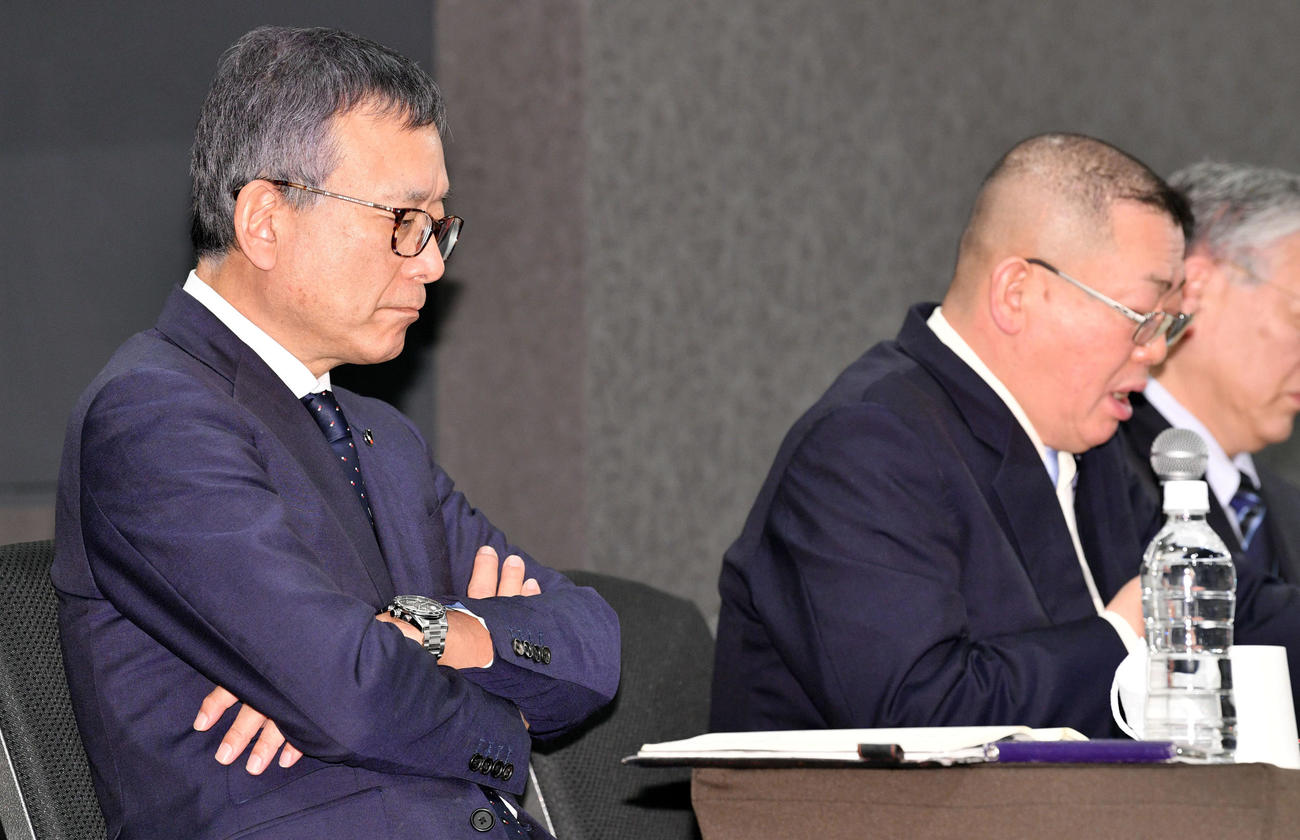 第4回新型コロナウイルス対策連絡会議　合同記者会見で腕組みするJリーグ村井満チェアマン（手前）（撮影・滝沢徹郎）