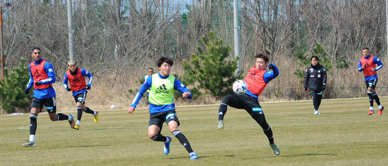 ドリブルでゴール前に進む渡辺新（右から3人目）（撮影・小林忠）