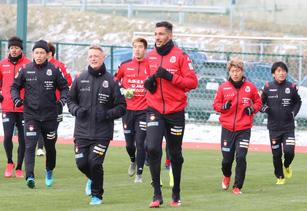 ランニングする札幌FWジェイ（中央）（撮影・保坂果那）