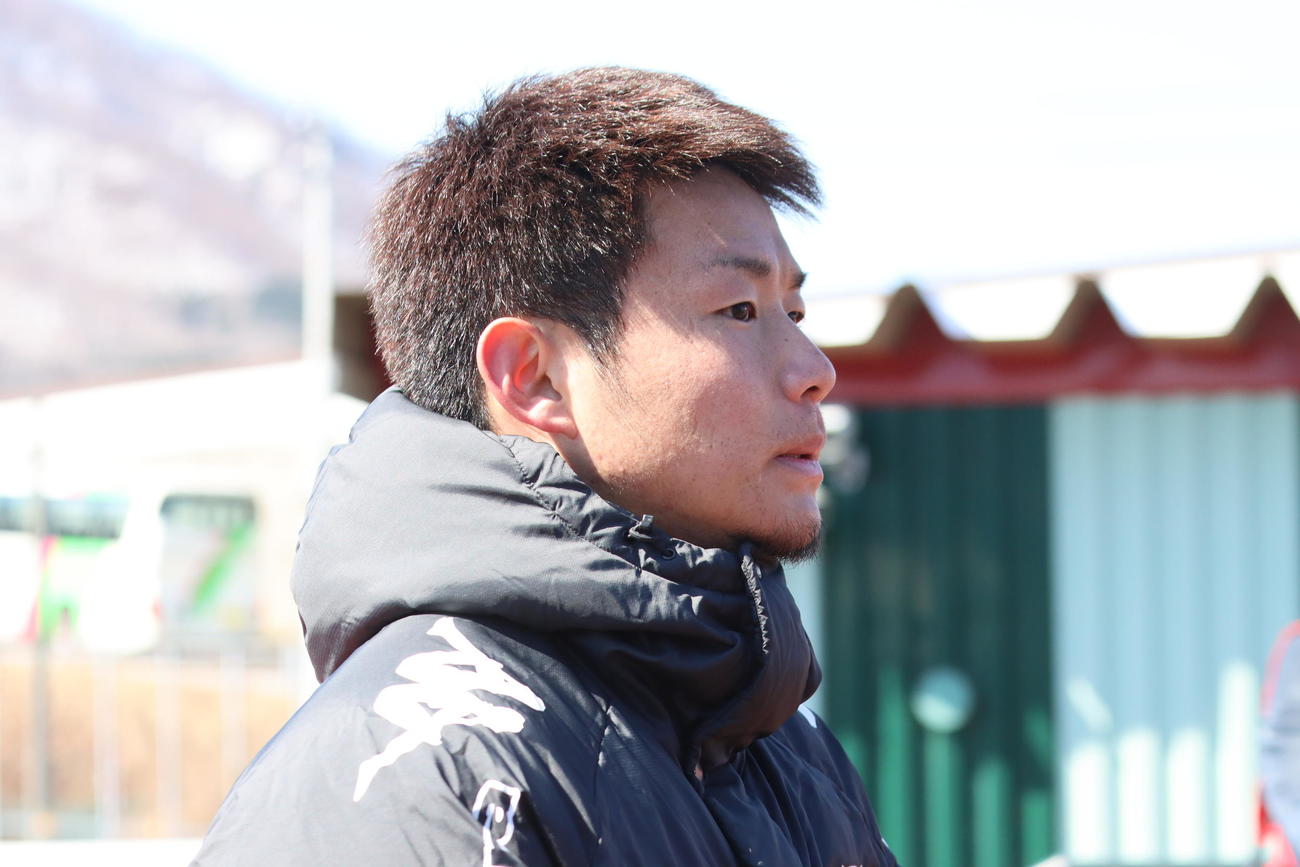 東京五輪の延期決定から一夜明け、取材に応じるU－23日本代表の札幌FW菅（撮影・保坂果那）