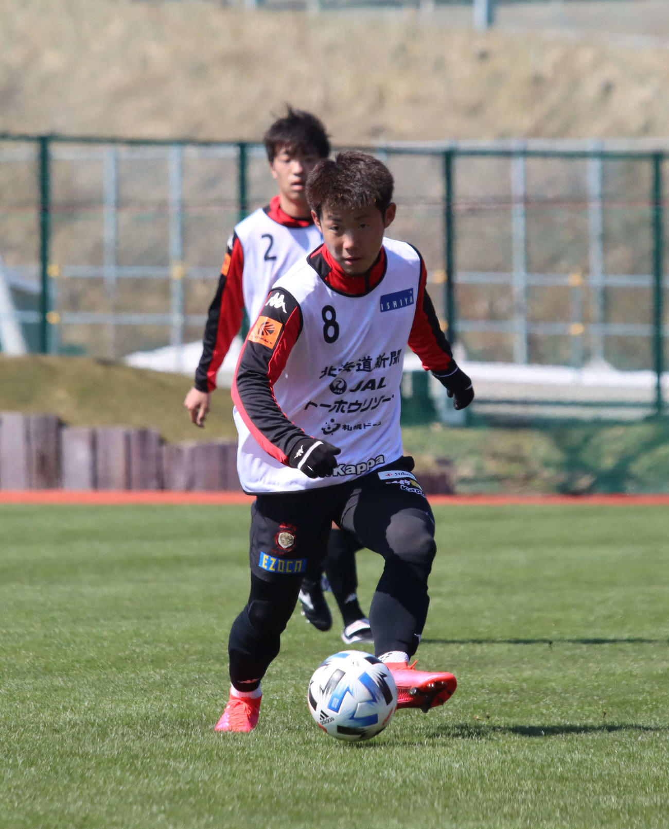 ドリブルで攻め上がる札幌FW菅（撮影・保坂果那）